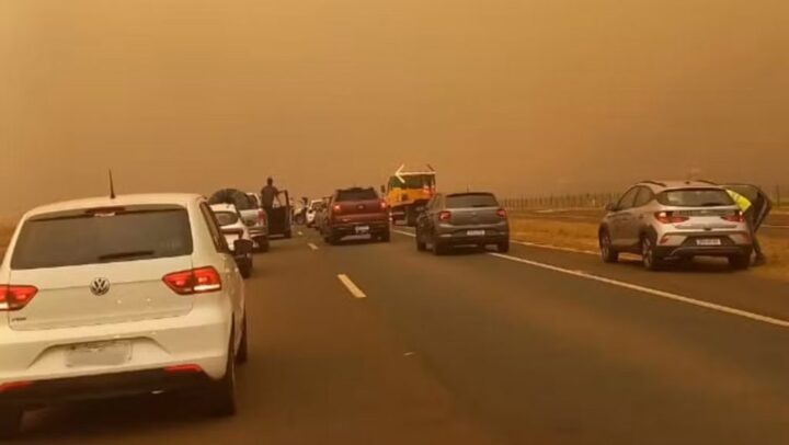 Interdição na Rodovia Antônio Machado Sant'Anna, na região de Ribeirão Preto (SP), em meio a onda de incêndios