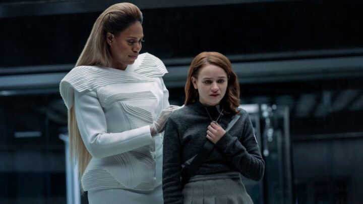 Joey King e Laverne Cox em cena do filme Feios (Imagem: Divulgação/Netflix)