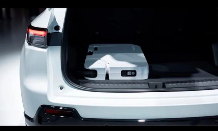 Honda usa scooter para recarregar carro elétrico