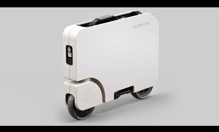 Honda usa scooter para recarregar carro elétrico