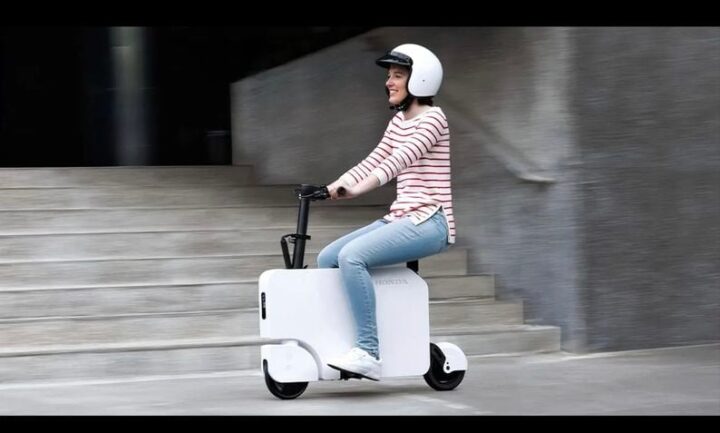 Honda usa scooter para recarregar carro elétrico