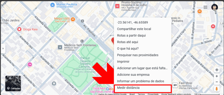 imagem mostra uma seta apontando para o botão "medir distância" dentro de um mapa do google maps
