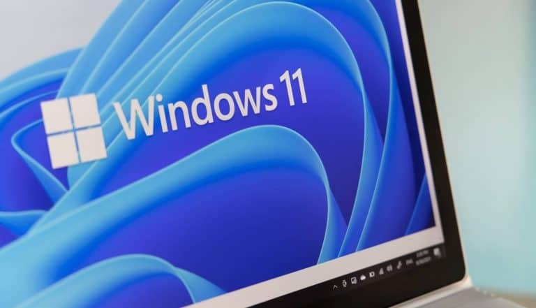 computador com imagem do windows 11
