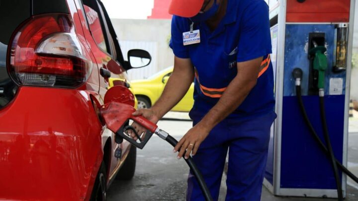 salvador, bahia, brasil - 27 de janeiro de 2021: um frentista é visto durante o abastecimento de um veículo em um posto de gasolina pertencente à rede Menor Preço na cidade de Salvador.