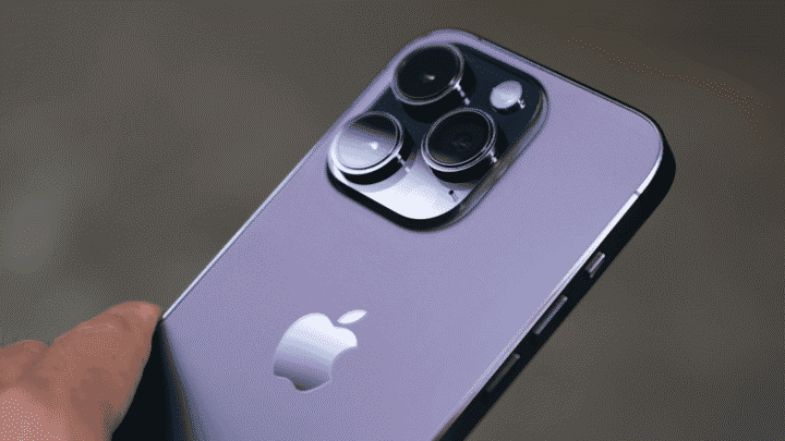 Foto destacando as câmeras traseiras de um iPhone