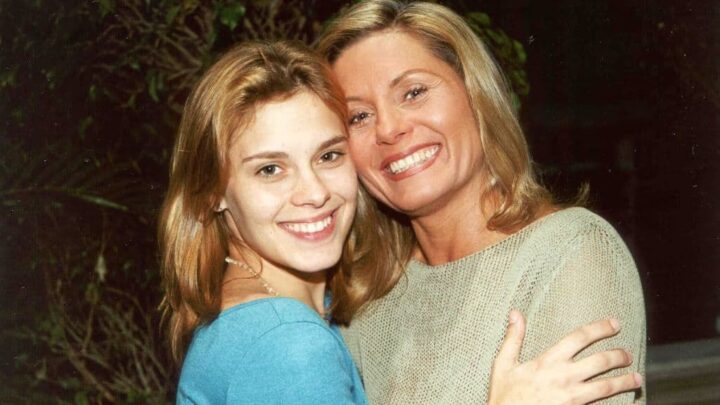 Duas mulheres loiras, sorrindo, abraçadas em um ambiente externo