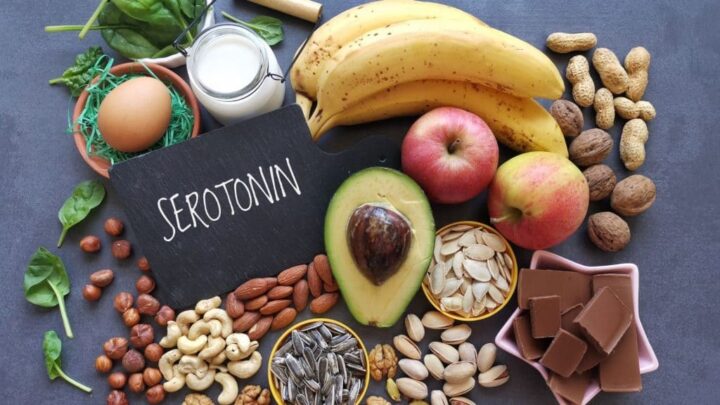 Alimentos que aumentam a serotonina. Variedade de alimentos para bom humor, felicidade, melhor memória e mente positiva. Alimentos saudáveis que podem ajudar a aumentar a serotonina. Fontes naturais de serotonina, dieta saudável