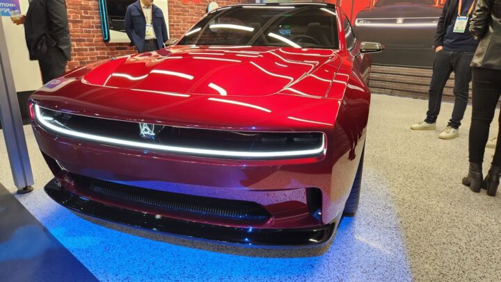 Dodge Charger EV visto de frente