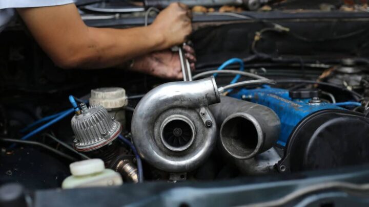 manutenção em mecânico de motor turbo de carro