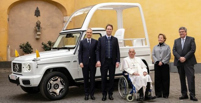 Papa Francisco posando ao lado do novo papamóvel