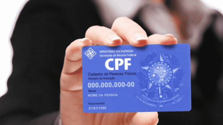 Pessoa segurando um CPF