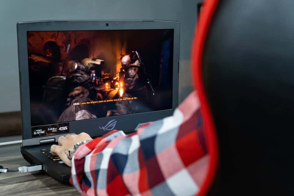 Pessoa jogando no PC com uma alta taxa de atualização