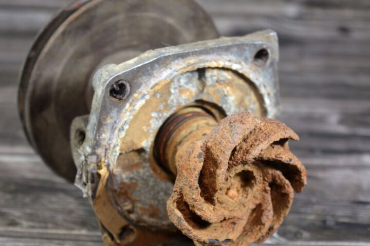 Imagem de uma bomba d’água enferrujada