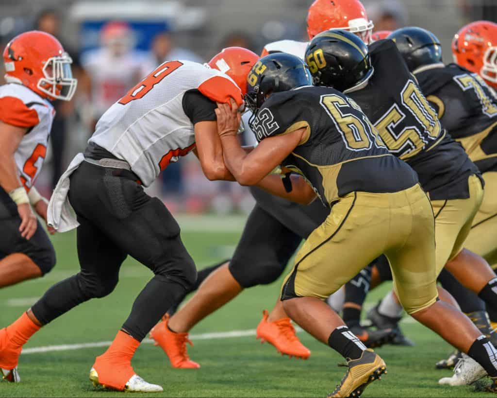 Jogadores de futebol americano em confronto