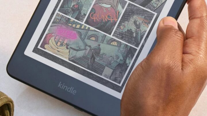 Pessoa lendo história em quadrinho em Kindle Colorsoft
