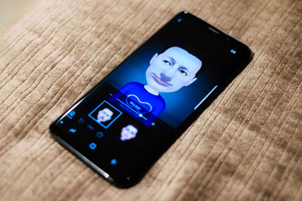 Imagem mostra foto de smartphone Samsung Galaxy S9 exibindo AR Emoji na tela