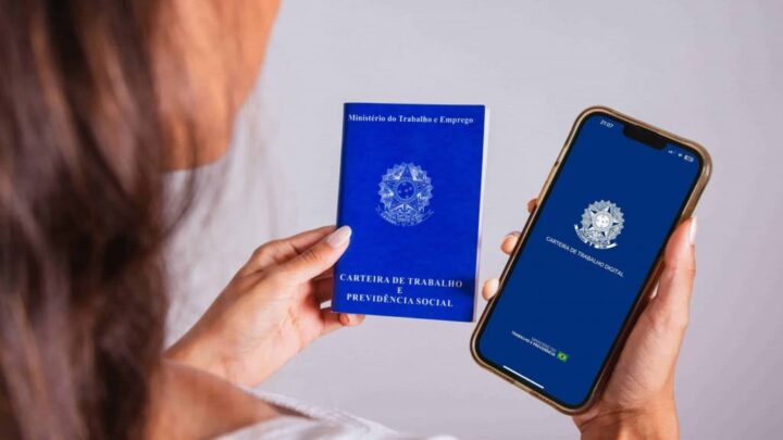Mulher segurando uma carteira de trabalho e um celular com o aplicativo da carteira de trabalho