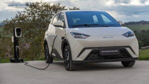 Energia, pneus, seguro: quanto custa por ano manter um carro elétrico?