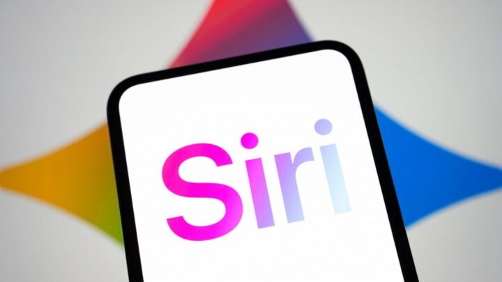 Celular com "Siri" escrito na tela; ao fundo, tela maior exibe ícone do Gemini, do Google
