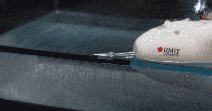 O revestimento do filtro foi inspirado nas estruturas microscópicas de ouriço-do-mar, que ajudam a reter ar e fazem a água escorrer pela superfície do material. (Imagem: Peter Clarke/RMIT University)