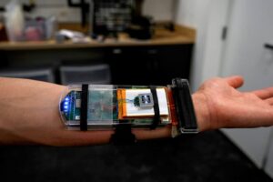 Com essa pulseira, você pode controlar uma mão robótica