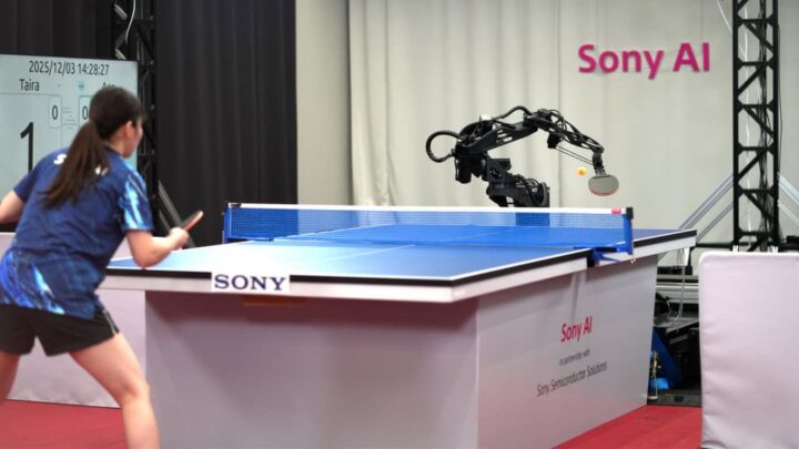 Mulher jogando tênis de mesa contra robô Ace criado pela Sony AI