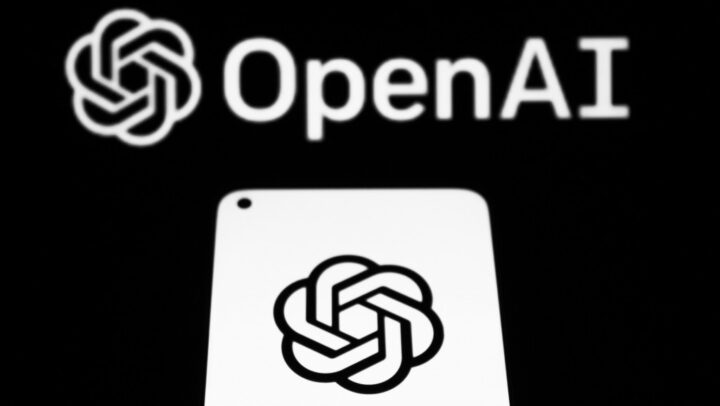 Logotipo da OpenAI exibido em tela de dispositivo móvel