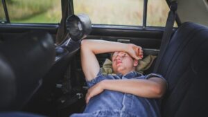 Sextou! Posso dormir no carro estacionado? Veja o que diz a lei