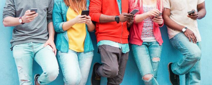 Adolescentes mexendo no celular