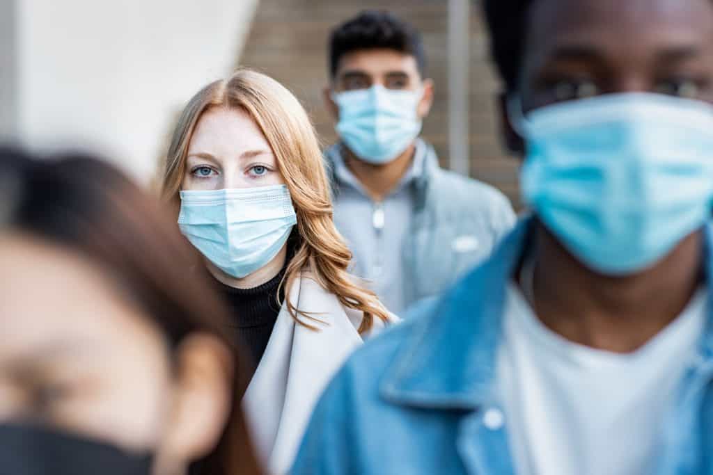 Pessoas utilizando máscaras para evitar a propagação de doenças respiratórias