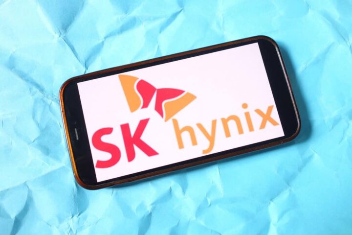 Logo da SK Hynix na tela de um smartphone