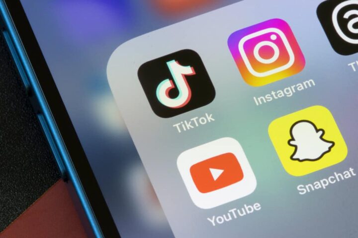 ícones em um celular das redes sociais tiktok, instagram, youtube e snapchat