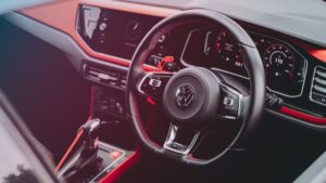 Mão inglesa: por que em alguns países o carro tem volante do lado direito?