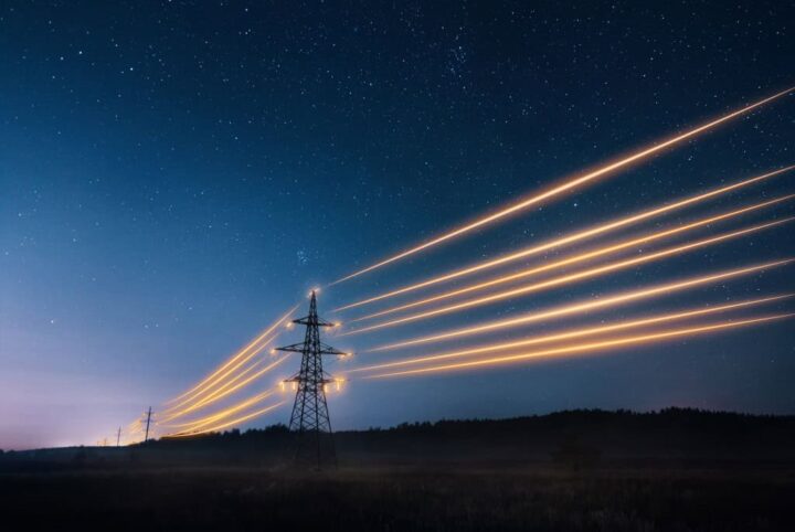 Ilustração de uma linha de transmissão de energia elétrica sob o céu noturno, representando os impactos que tempestades solares podem causar na rede elétrica