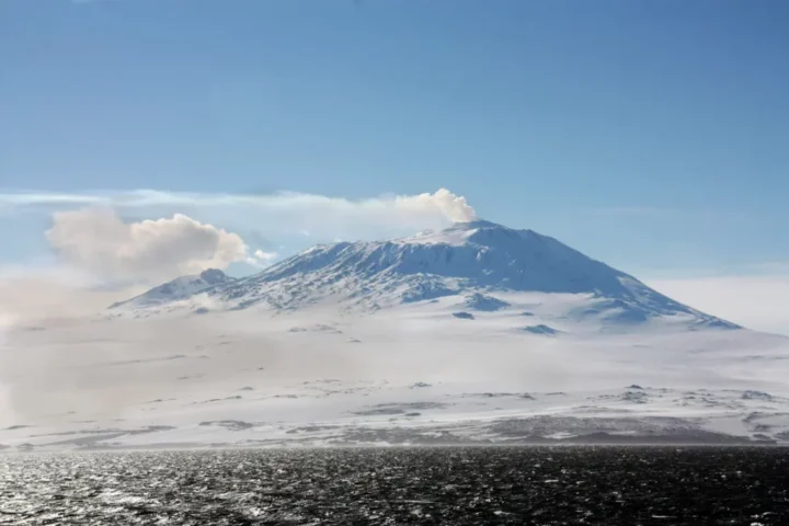 Monte Erubus (Crédito: polarman/Shutterstock.com)