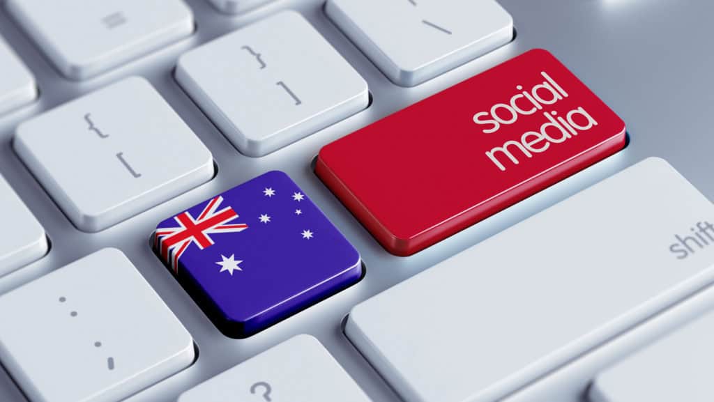 Teclado com a bandeira australiana em uma tecla e social midia em outra.