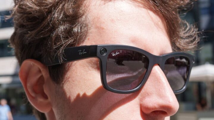 Homem usando modelo de óculos inteligentes desenvolvido pela Meta em parceria com a Ray-Ban