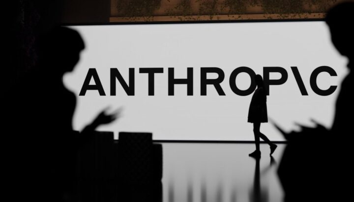 Logo da Anthropic em uma parede com pessoas ao redor