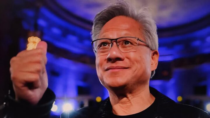 Close do rosto de Jensen Huang, que está ligeiramente sorrindo
