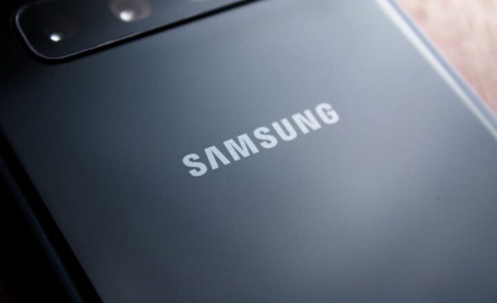 Logo da Samsung na traseira de um smartphone